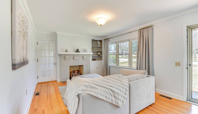 1 Mi to Dwtn Shops & Dining: Spacious Family Home