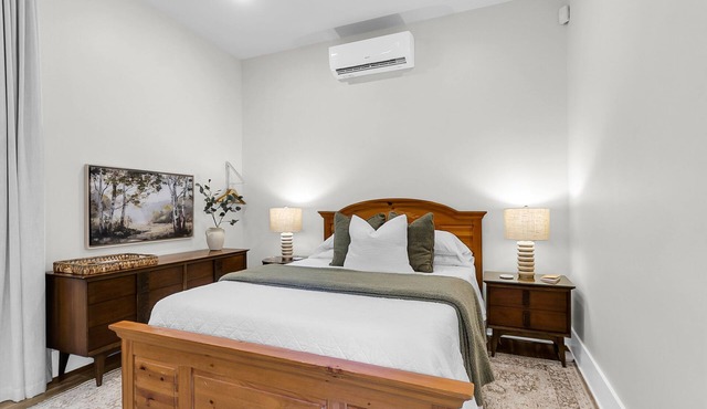10/10 Rated Private Garden Cottage Retreat Minutes to Downtown