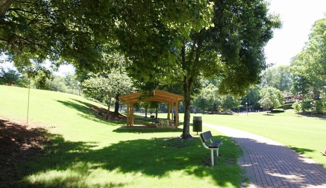 10 minutes from Airport! 15 mins from Downtown Atlanta and major attractions.