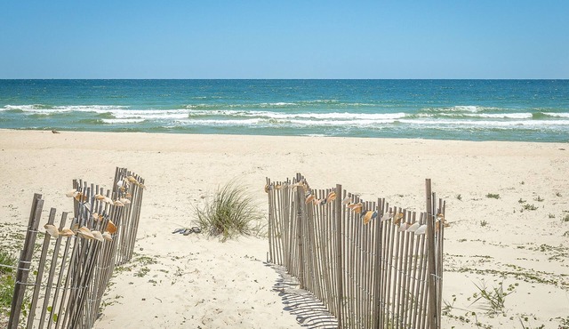 10% off remaining July weeks! 1 bed 1 bath ON THE BEACH.