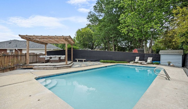 12 Minutes to Truist Park! Private Pool! 25 mins from East Cobb Baseball!