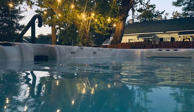 14” Swim Spa, walkable, dog friendly, free parking, close to grocery and Forsyth