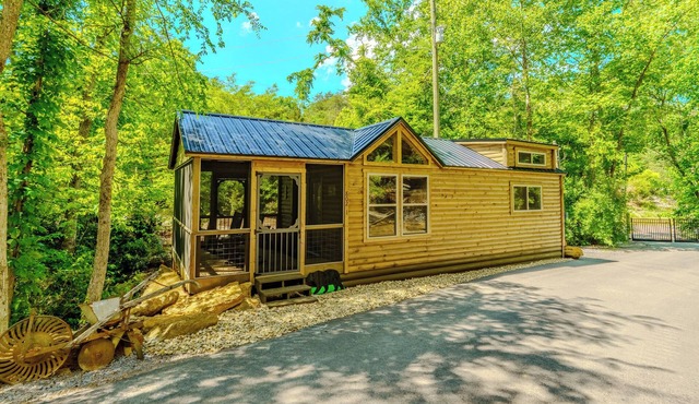 15 Minutes from Skyland Ranch. Brand New Cozy Cabin. Huckleberry Cabin