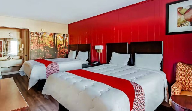 2 Affordable Queen Bed Rooms for Easy Getaway Near Ridgeland Dining Options