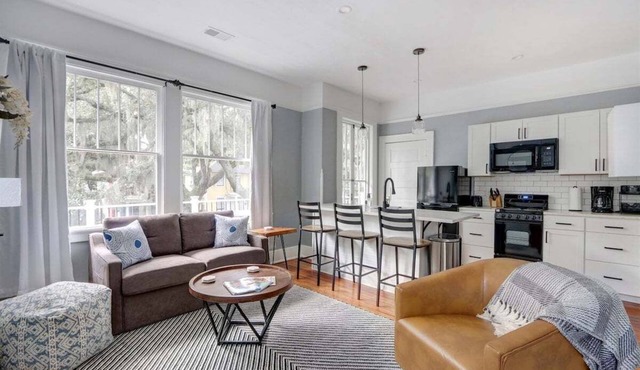 2 bd/2 ba * Sleep 5 * Dog Friendly * Downtown Sav
