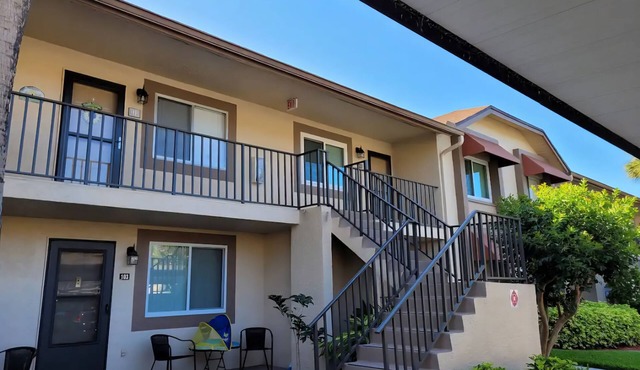 2-bdrm/2 bath condo in Fort Myers on glof course in central location
