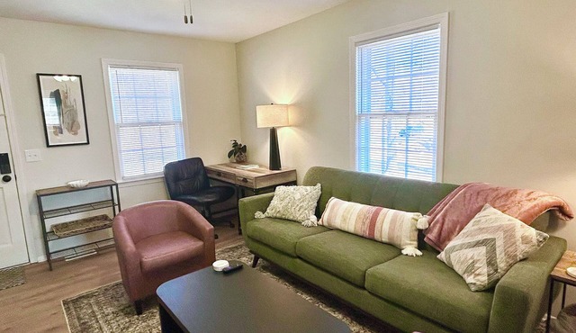 2 Bed/1 Bath - 5 Miles to Downtown!