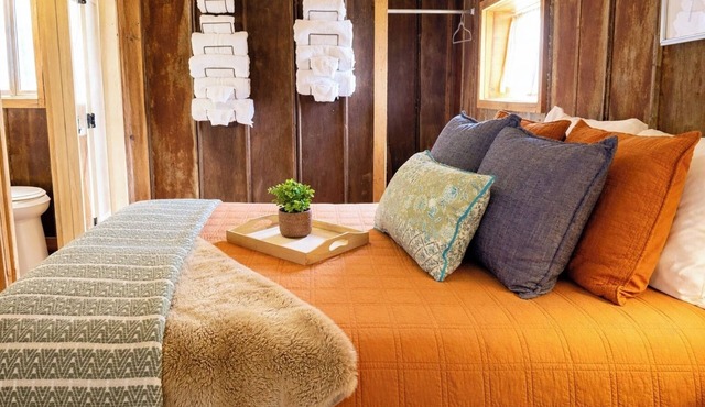 2 Bed Boutique Suite at The Goat Pen - Gizzard South Room