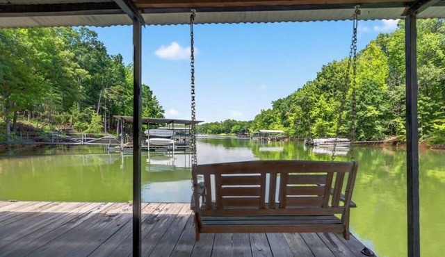 2 bedroom apt, on Lake Hartwell paved path to private shared dock by Clemson