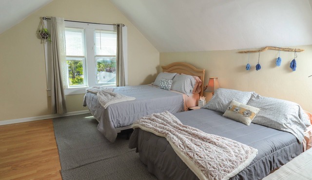 2 Bedroom Sleeps 6. 1 blocks from Pier Village. Incl 4 Beach Badges
