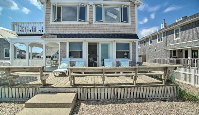 2 Decks + Beach Access: Oceanfront Getaway! in Marshfield