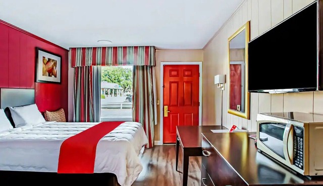 2 Family-Friendly Rooms Near Delicious Ridgeland BBQ and Seafood Restaurants