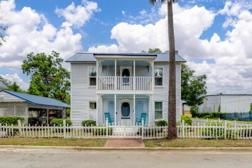 2 Houses 20 Mins to Beach - Sleeps 16