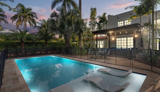 2 Mansions w/Pool and Hot Tub in West Palm Beach!
