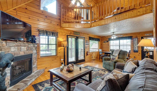 2 Mi to Dollywood: Mtn Cabin w/Pool Access!