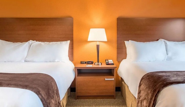 2 Pet-Friendly Rooms Near Six Flags – Ideal for Family Fun & Comfort