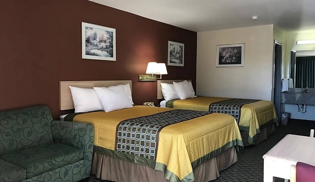 2 Pet-friendly Units w/FREE Breakfast, Pool, Near Cabot Frisbee Golf Park!