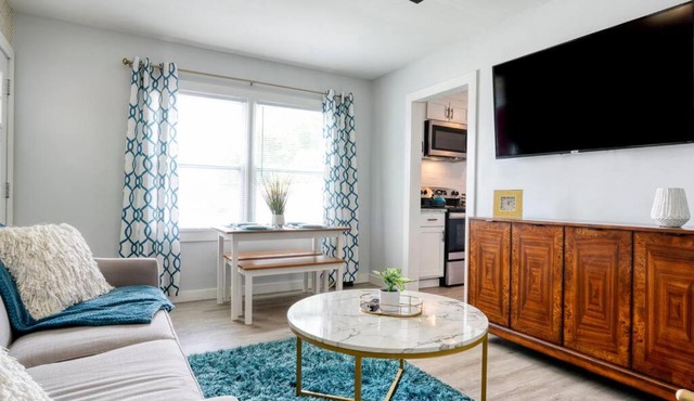 2BR 1BA Duplex House King Beds Great for Small Groups Close to All Uptown Charlotte attractions