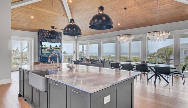 3 47th Avenue by AvantStay | Oceanfront + Private Pool + View