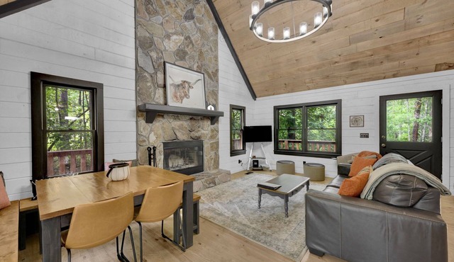 3.5 miles to Blue Ridge + Hot Tub + Shuffleboard + Fire Pit + Arcade