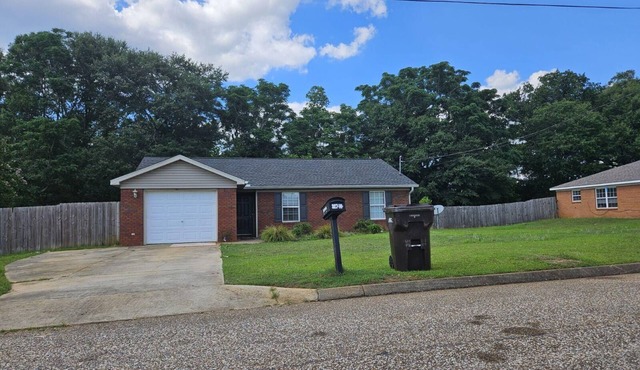 3-bedroom 2 baths house near everything in perfect Midland City with cool AC