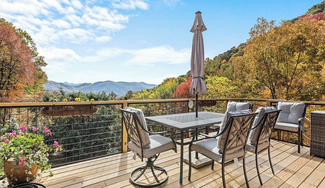 3-bedroom/3-bath house next to Blue Ridge Parkway with unbeatable Mountain View