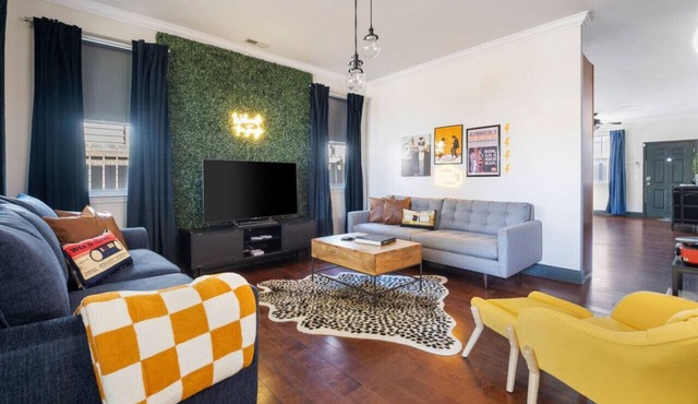 3 Bedroom Home - 10 Min. to Downtown