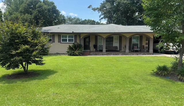 3-bedroom house in serene Warner Robins with cool AC and a pool.