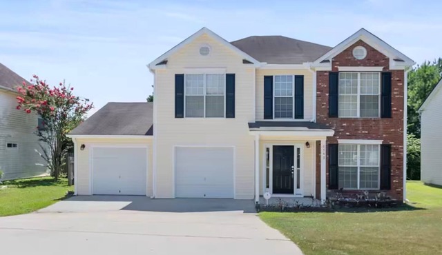 3-bedroom house in gorgeous Riverdale with cool AC