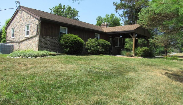 3-bedroom Pine Cone cottage in lovely Lancaster with AC and charm