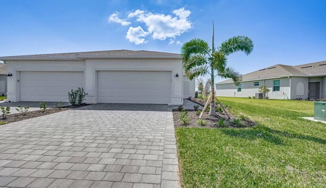 3-bedroom townhome lakeview, pool and near beaches