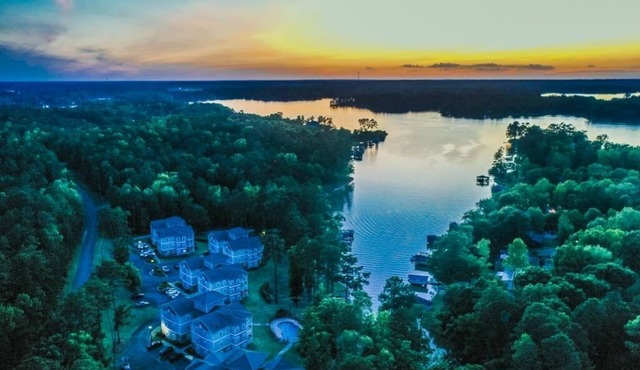 3 BR Lake Retreat King Bed, Deep Water Docks, & High Speed Wi-Fi