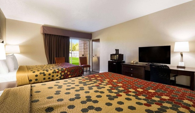 3 Double Queen Rooms near Freedom Field | Free Parking, Breakfast & Pool Access