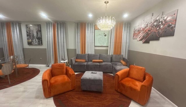 3 Large Bedrooms | Luxe Artistic | Art Vibe