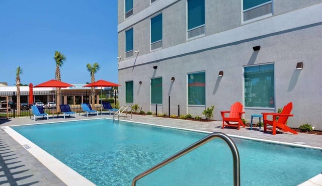 3 Large Units w/Kitchenette, Onsite Gym and Pool, Free Breakfast