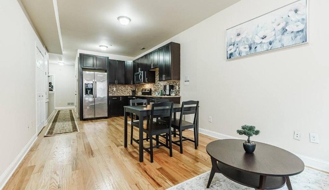 3 Sleek Private Room in a Shared Home - WiFi - TV - Parking