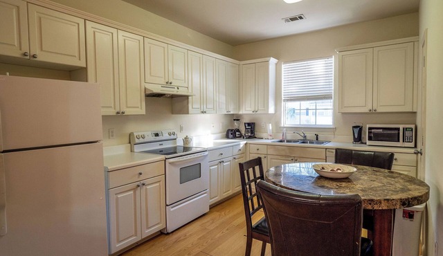 3bed/3.5bath/3 story Spacious, Beautiful Remodel