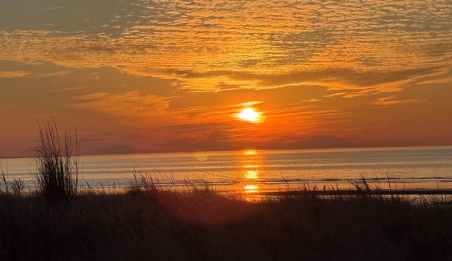 3BR/2BA Beach House Sleeps 10 Walk to Beach Epic Sunsets Near Cape May