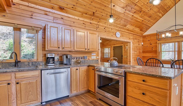 3BR /3.5 BA, Stone Fire-Pit area, 2 short walking trails, Hot-Tub!