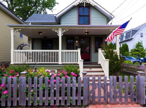 3BR Beautiful Remodeled Victorian w/Beach Locker