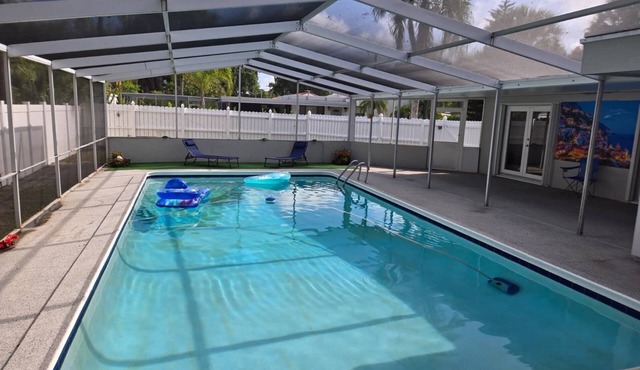 4-bedroom house in Lantana with WiFi, Heated pool,Distance walking to the Beach
