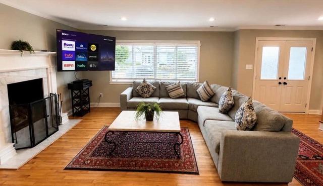 4 bedroom house with pool and backyard on bayside.