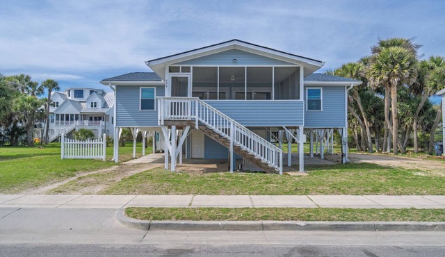 4 bedrooms, Ocean Views, fireplace, entertainment room with large screen tv!