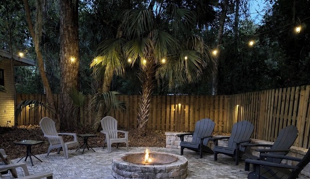 4 Block Walk to UF O’Dome Sleeps 9 Fire Pit Yard Games Parking for 6 Cars