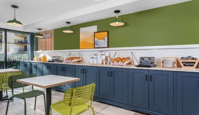 4 Bright Modern Getaway Units: Steps to Sand | Outdoor Pool & Gym | Near Golf