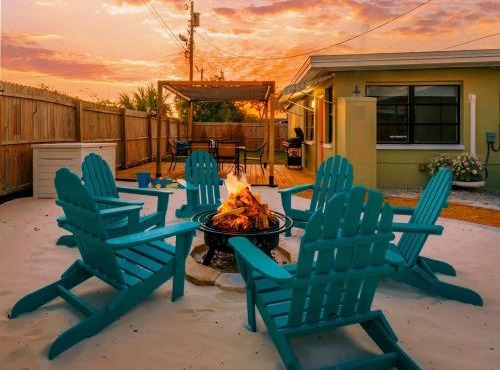 4 Mi to Beach King Suite Sleeps 8