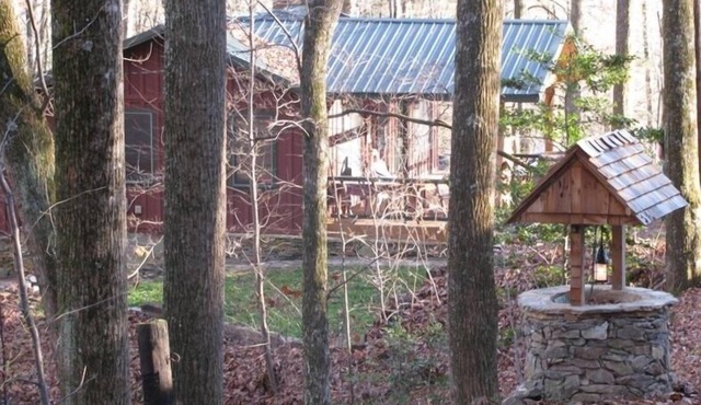 4 Season Cabin in the Woods with Private Lake Usage