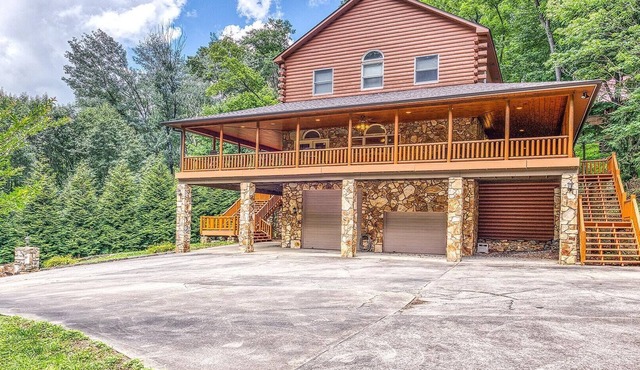 44 Gathering Place (Hot Tub) 44 Golf View Rd: 6 BR, 4.5 BA Cabin/Bungalow in Maggie Valley, Sleeps 14