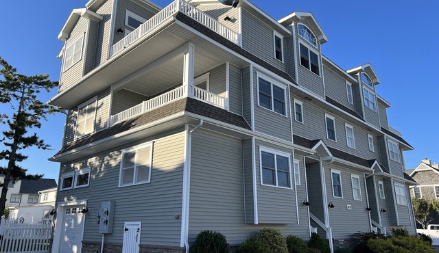 4700 Central Ave, South Unit: 6 BR, 4 BA Townhouse in Sea Isle City, Sleeps 16