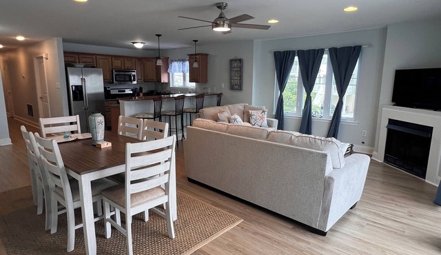 4Bd 3Bath, 2 level condo Sleeps 14 dog friendly